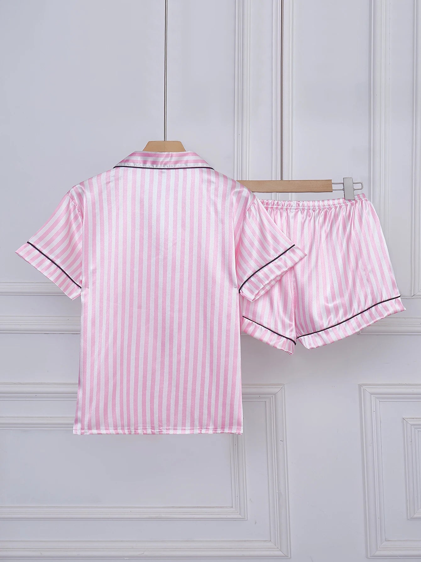 Pijama de Satén a Rayas con Bordado - Set de Shorts y Manga Corta con Cuello Camisero
