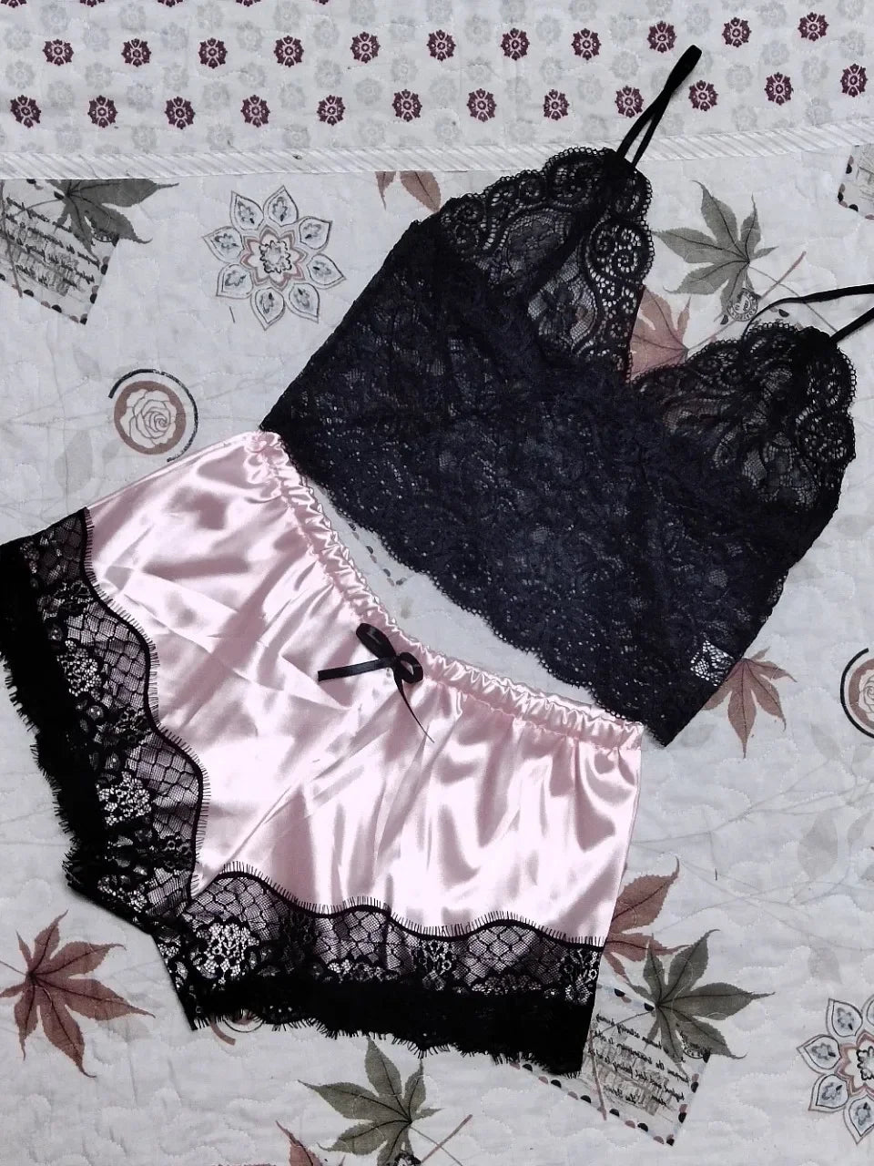 Conjunto de Pijama de 2 Piezas - Crop Top Sin Mangas y Shorts con Diseño Patchwork