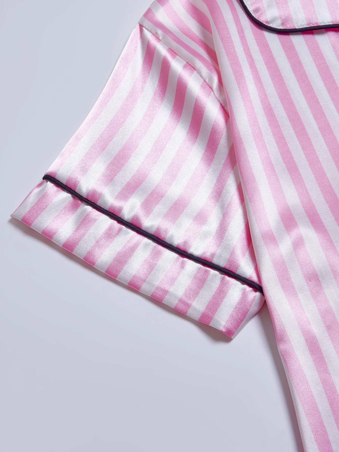 Pijama de Satén a Rayas con Bordado - Set de Shorts y Manga Corta con Cuello Camisero