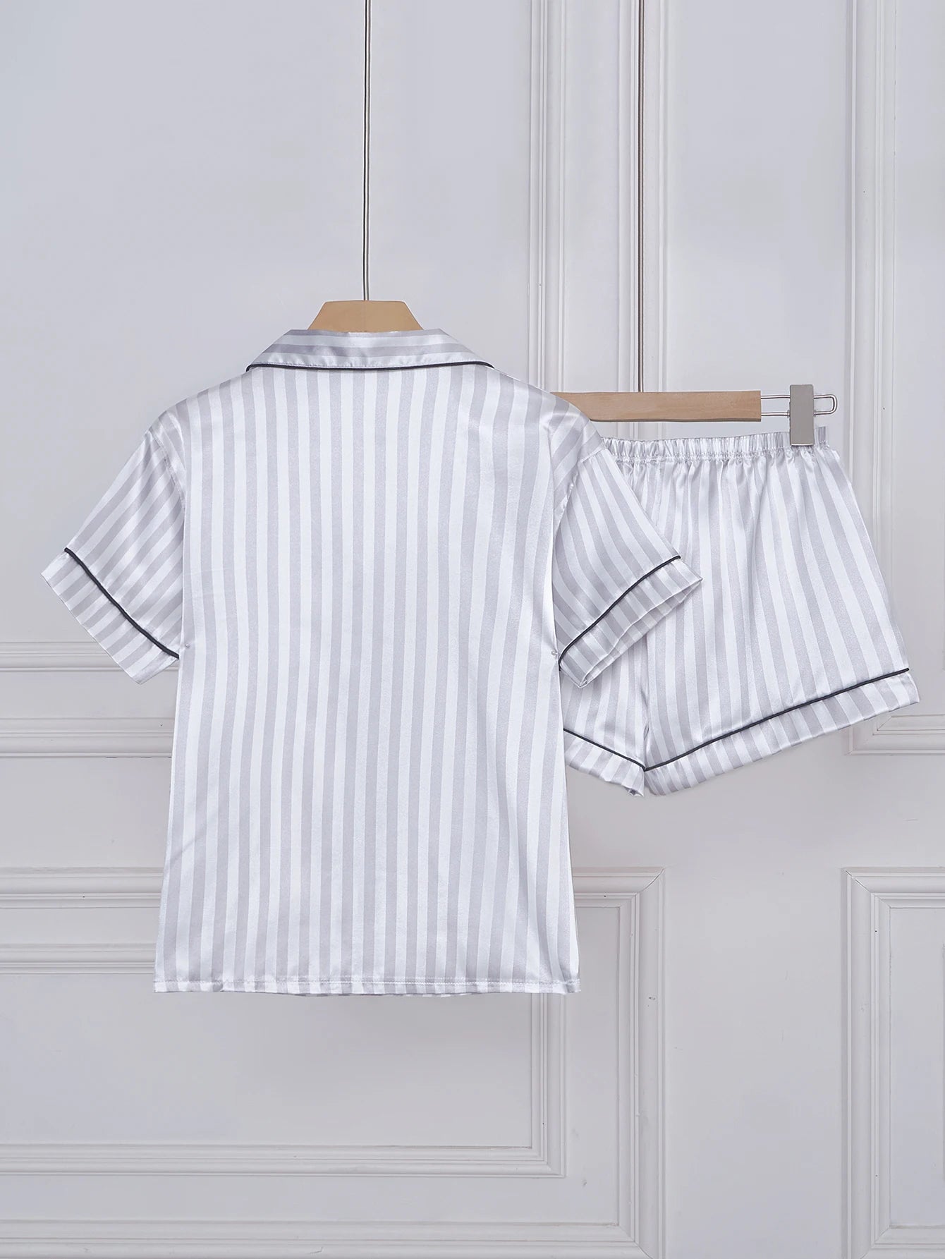 Pijama de Satén a Rayas con Bordado - Set de Shorts y Manga Corta con Cuello Camisero