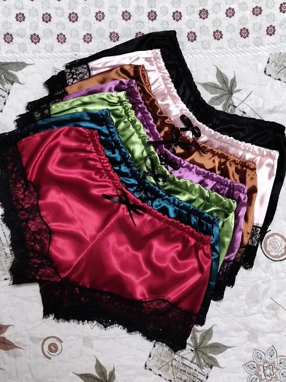 Conjunto de Pijama de 2 Piezas - Crop Top Sin Mangas y Shorts con Diseño Patchwork