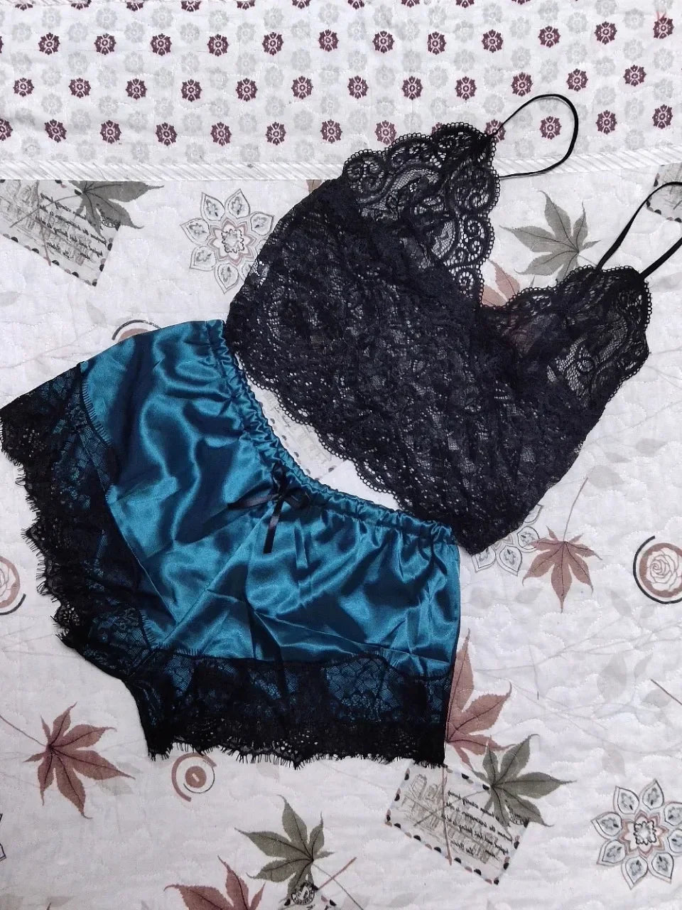 Conjunto de Pijama de 2 Piezas - Crop Top Sin Mangas y Shorts con Diseño Patchwork